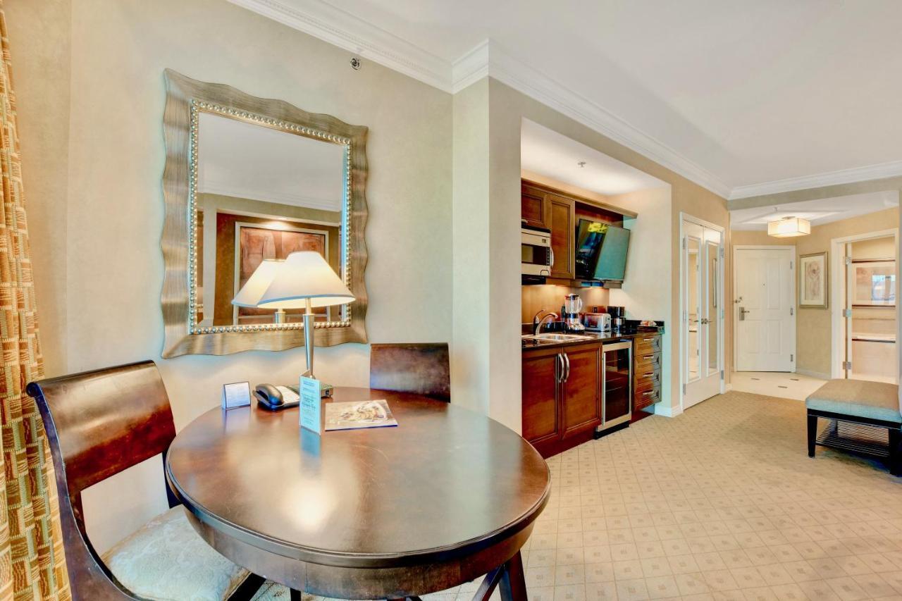 Apartment Strip View Balcony - No Fee !