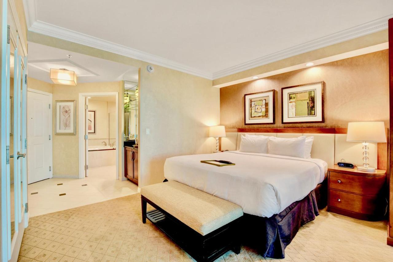 Apartment Strip View Balcony Suites - No Fee ! *