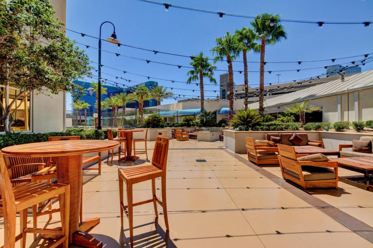 Strip View Balcony Suites - No Fee ! Apartment