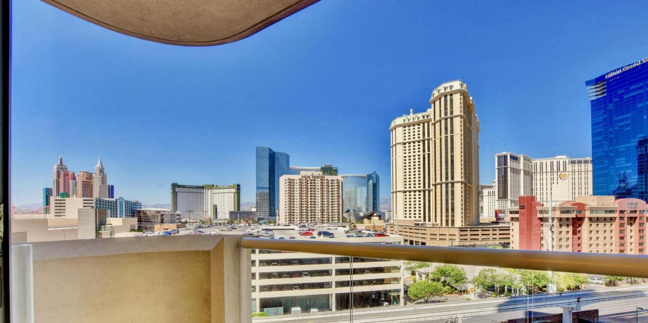 Strip View Balcony Suites - No Fee ! Apartment