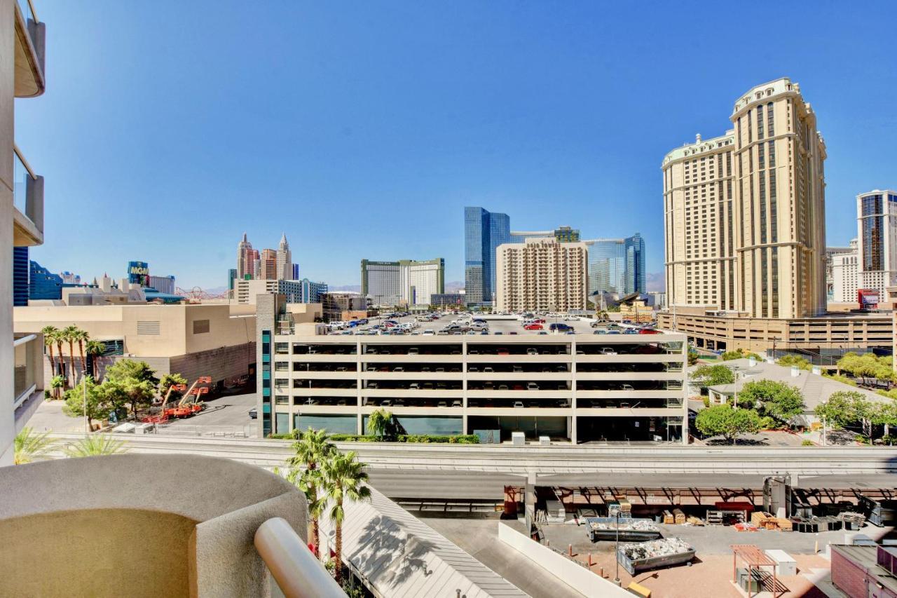 Strip View Balcony Suites - No Fee ! *
