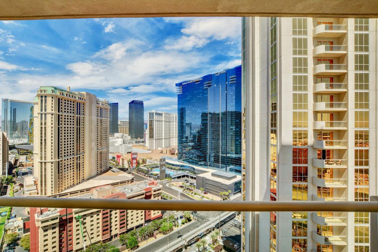 Apartment Strip View Balcony Suites - No Fee ! *