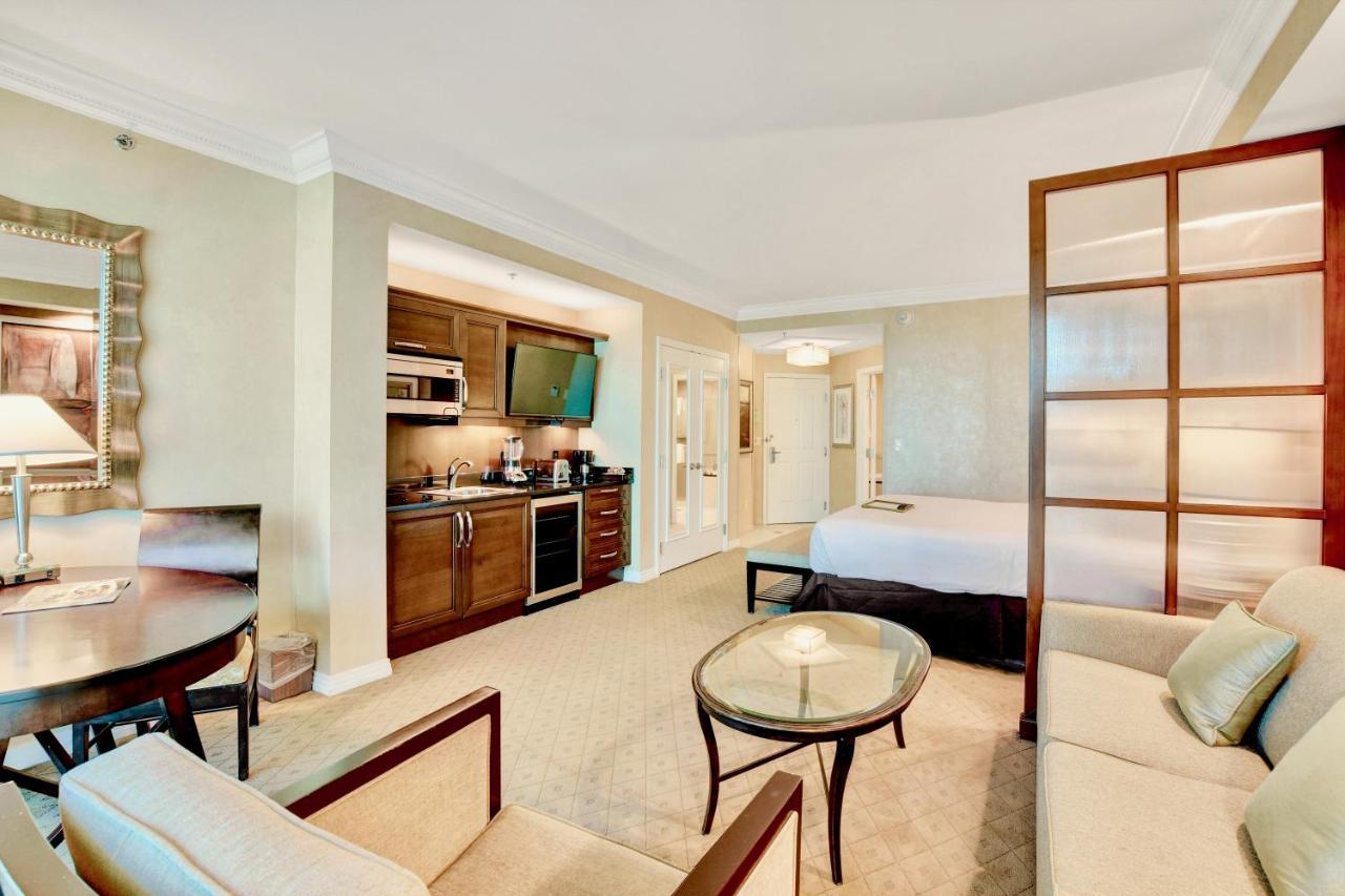 Apartment Strip View Balcony - No Fee ! *