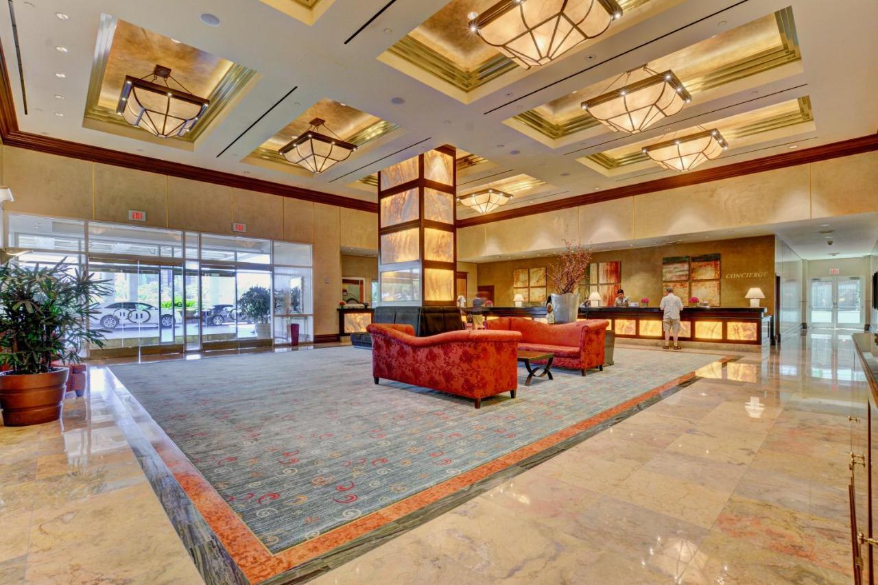 Apartment Strip View Balcony - No Fee !