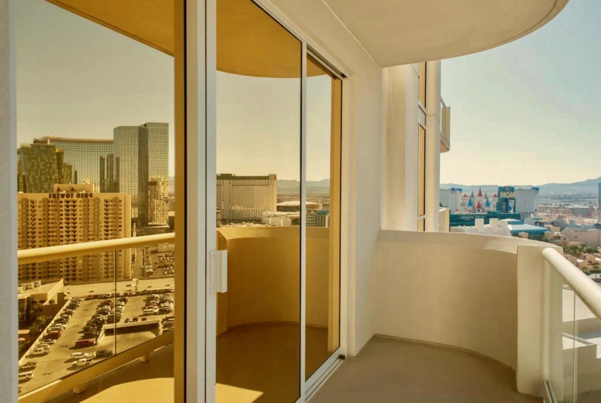 Strip View Balcony - No Fee ! *